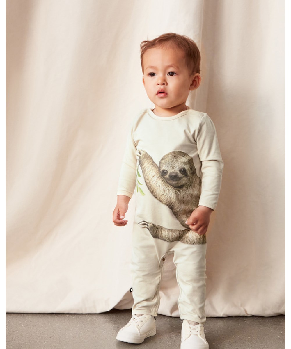 Fenezo - Overcast - Beige babydragt med print af dovendyr