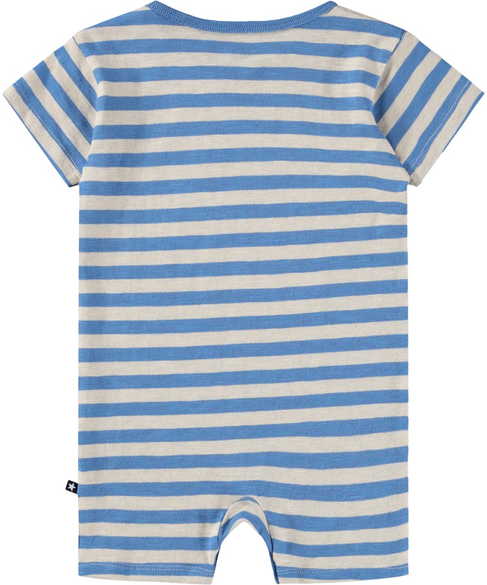 Finn - Blue Sand Stripe - Babyheldragt med blå striber i økologisk bomuld