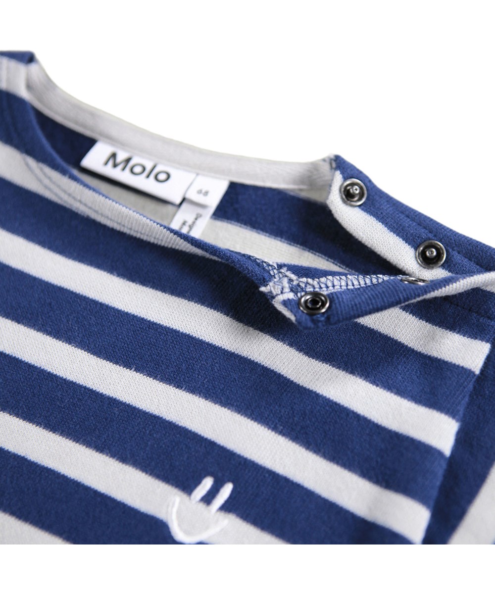 Flint - Depth Stripe - Heldragt i økologisk bomuld til baby med brede striber i blå nuancer.