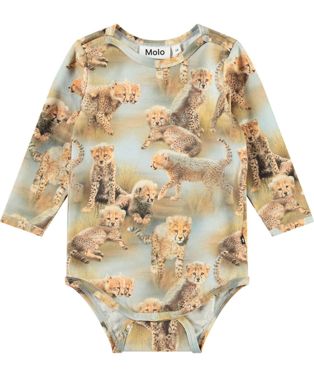Foss - Cheetah Cubs - Langærmet body i økologisk bomuld til baby med print af gepardunger. 