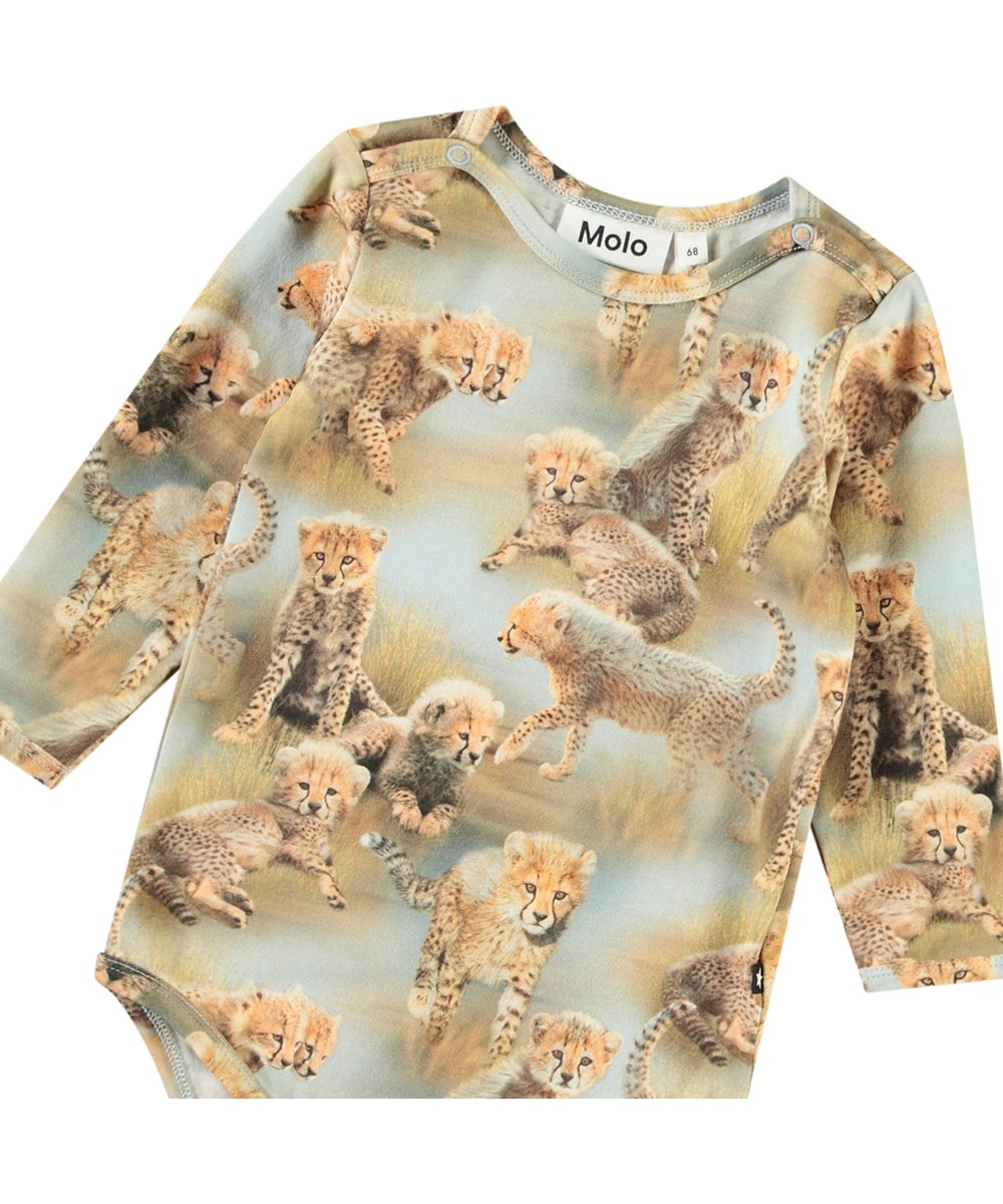 Foss - Cheetah Cubs - Langærmet body i økologisk bomuld til baby med print af gepardunger. 