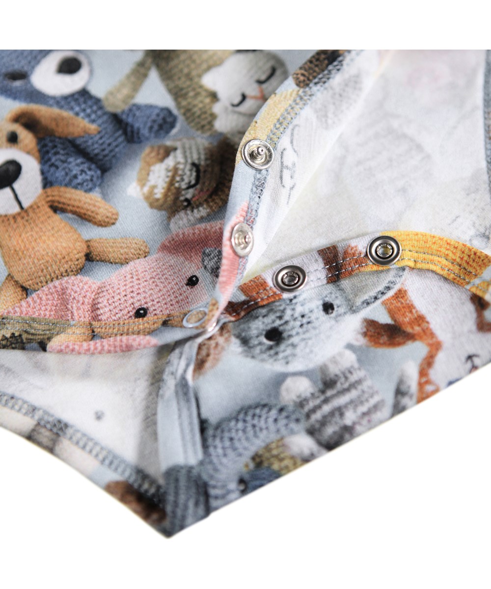 Foss - Crochet Cuties - Langærmet body i økologisk bomuld til baby med print af hæklede bamser. 