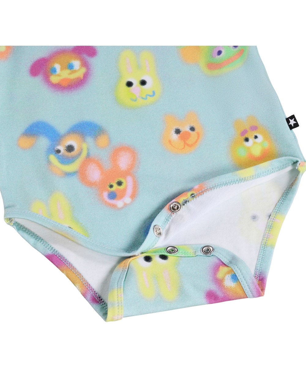 Foss - Fuzzy Friends - Blå, langærmet babybody med sjovt print i økologisk bomuld