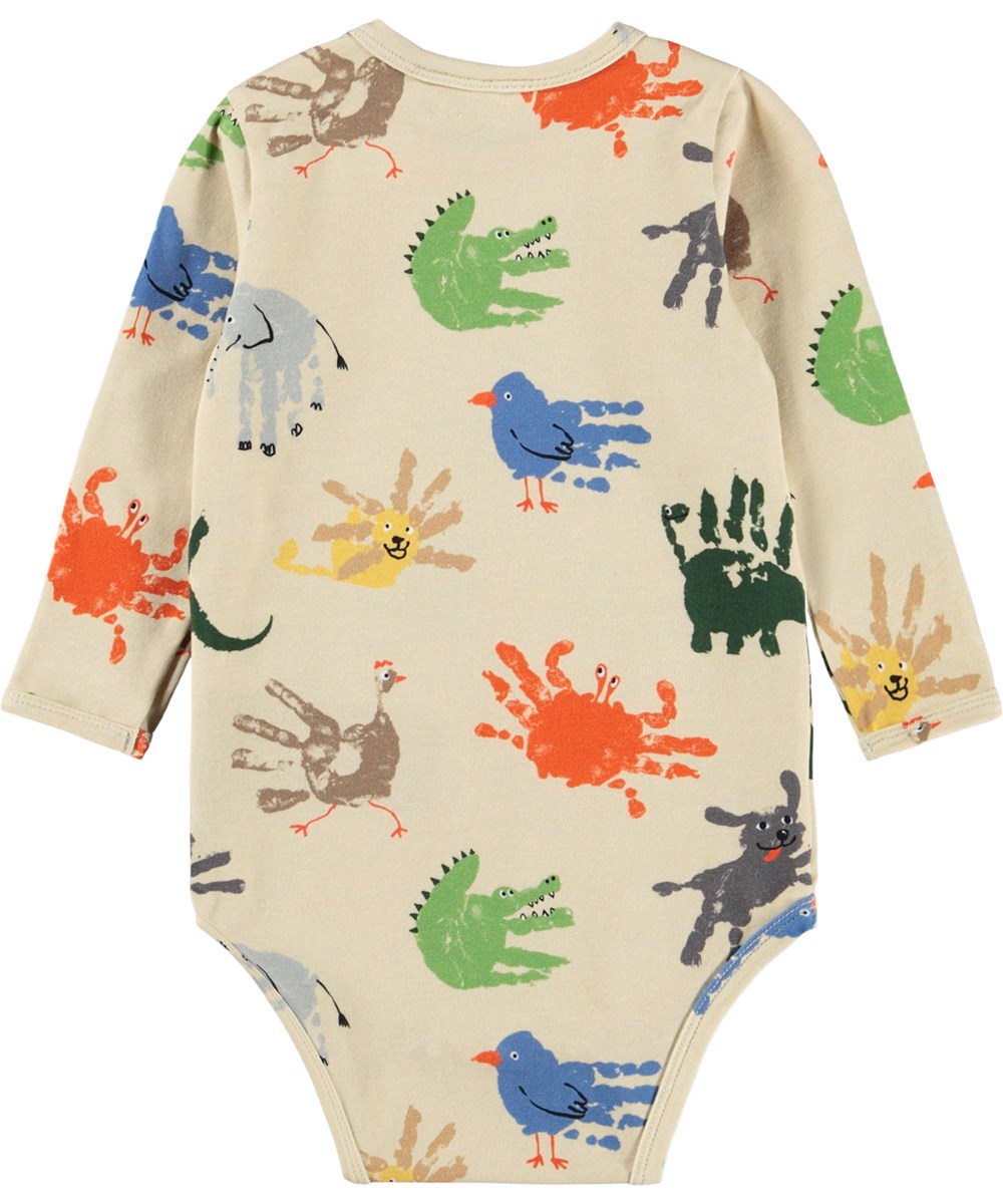 Foss - Hand Animals - Beige langærmet body i økologisk bomuld til baby, med med print af farvede håndtryk tegnet som dyr.