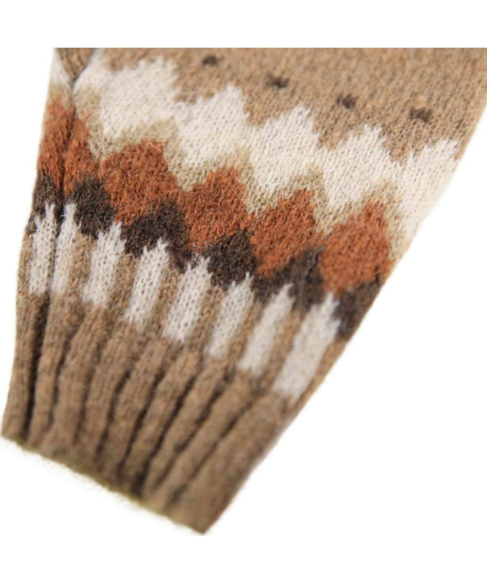 Frej - Light Browns - Brun heldragt til de mindste i en blød alpakauld med nordisk inspireret mønster.