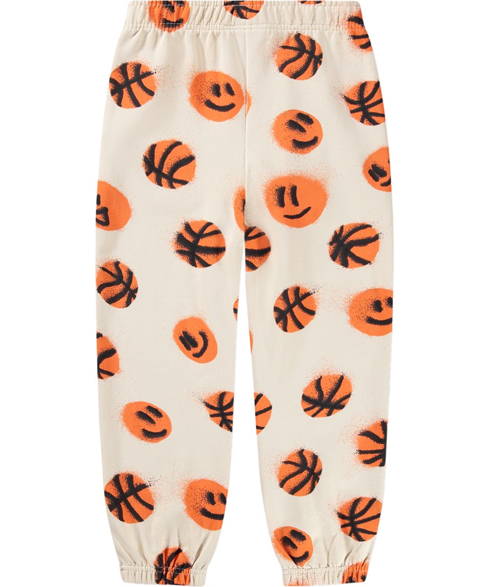 Adan - Basketballs - Beige zachte kinderjoggingbroek met een basketballenprint gemaakt van biologisch katoen 