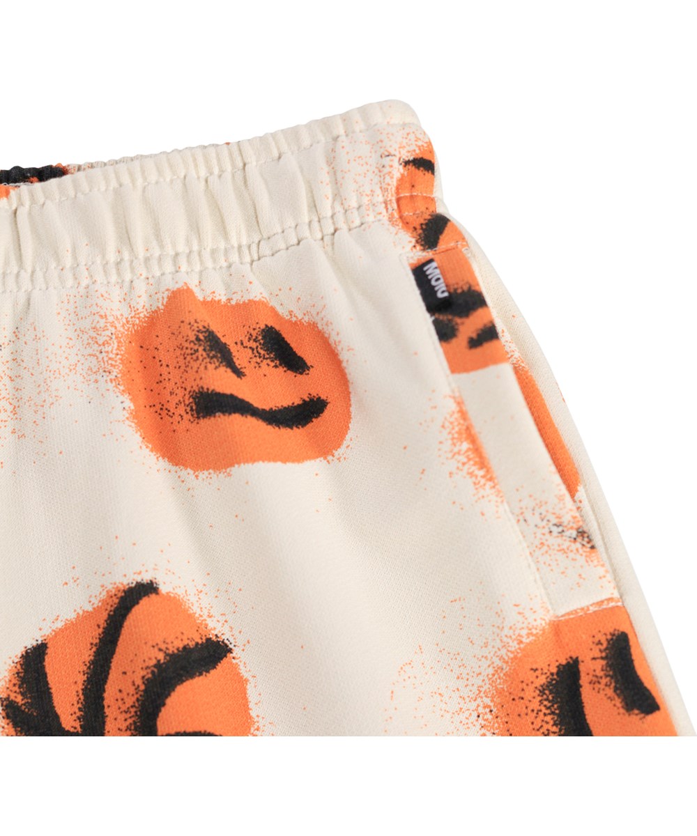 Adan - Basketballs - Beige zachte kinderjoggingbroek met een basketballenprint gemaakt van biologisch katoen 