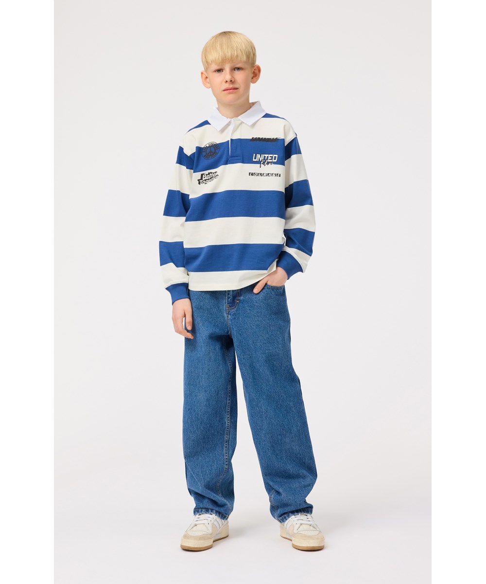 Aiden - Stone Blue - Blauwe biologische katoenen jeans geïnspireerd op skaters met een losse pasvorm.