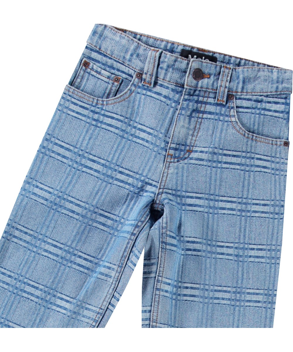 Aiden - Washed Check - Blauwe kinderjeans van biologisch katoen. In de stof zitten blokken geweven.