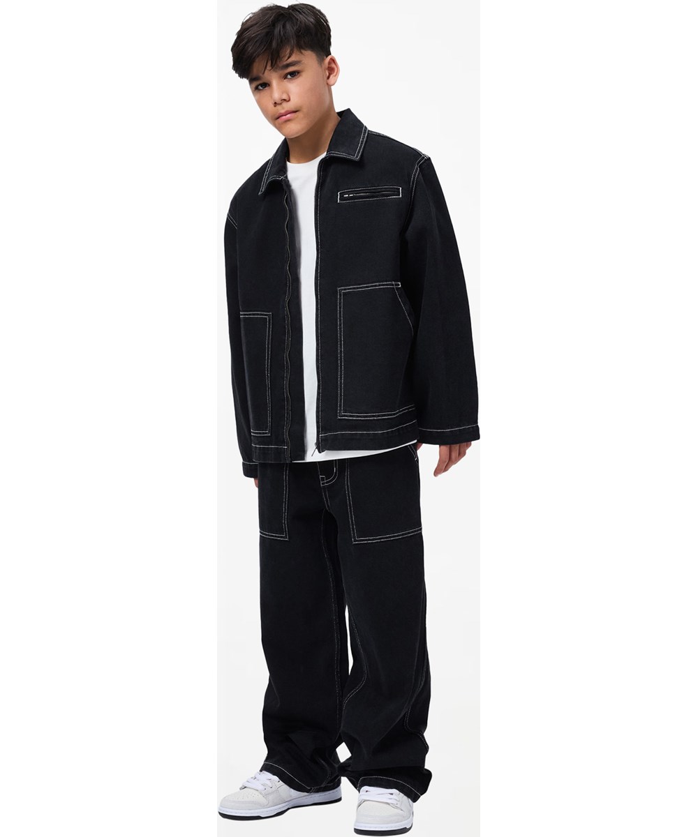 Alton - Washed Black - Zwarte kinderspijkerbroek met wijde pijpen gemaakt van biologisch katoenen denim 