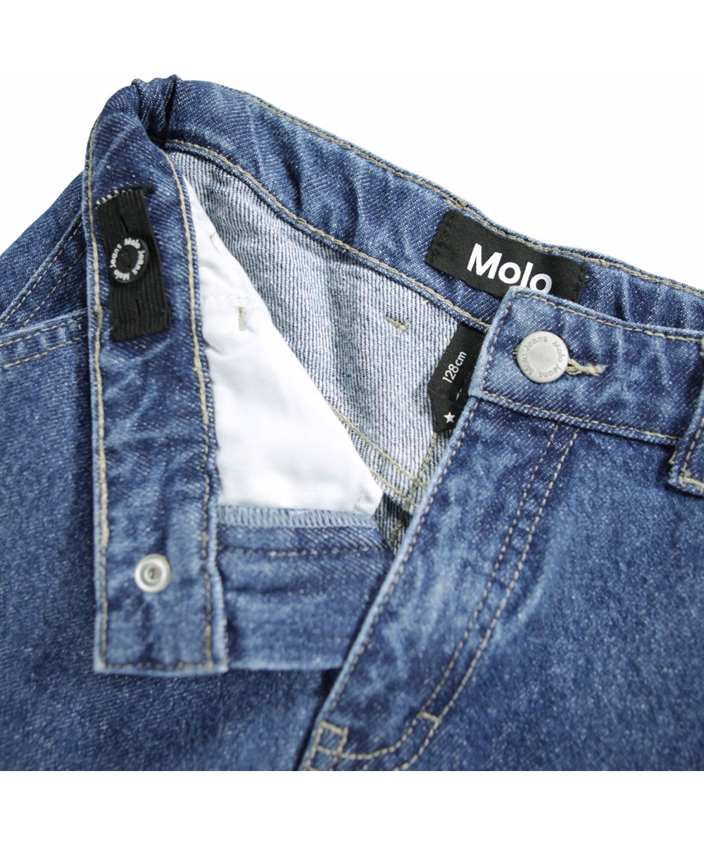 Archer - Soft Blue - Blauwe spijkerbroek voor kinderen met details geïnspireerd op werkkleding.