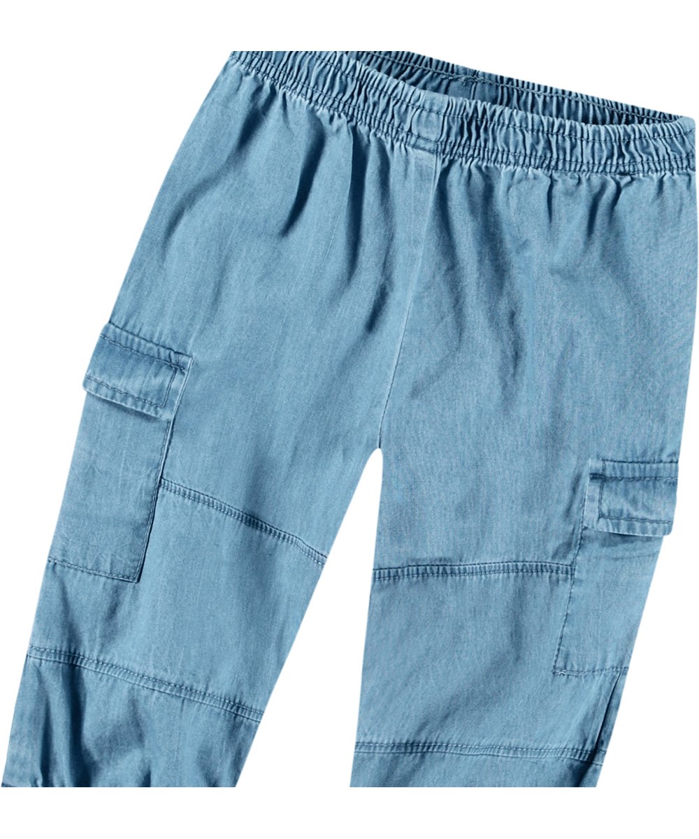 Sae - Sky Indigo - Lichtblauwe babycargobroek van biologisch katoenen chambray.