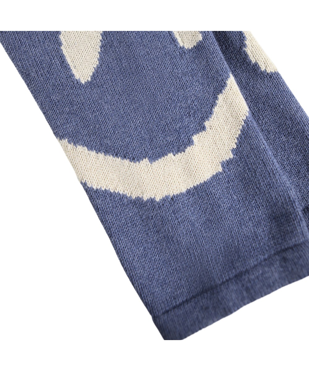 Sailor - Evening Marl - Gebreide blauwe broek voor de kleintjes gemaakt van een mix van wol en katoen met een wit lachend gezicht.