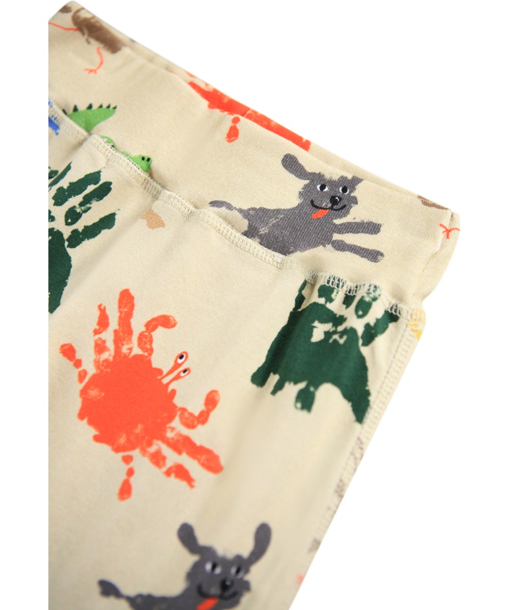 Sammy - Hand Animals - Beige broek voor de kleintjes gemaakt van zachte biologische katoenen jersey met een print van kleurrijke handafdrukken die eruitzien als dieren.