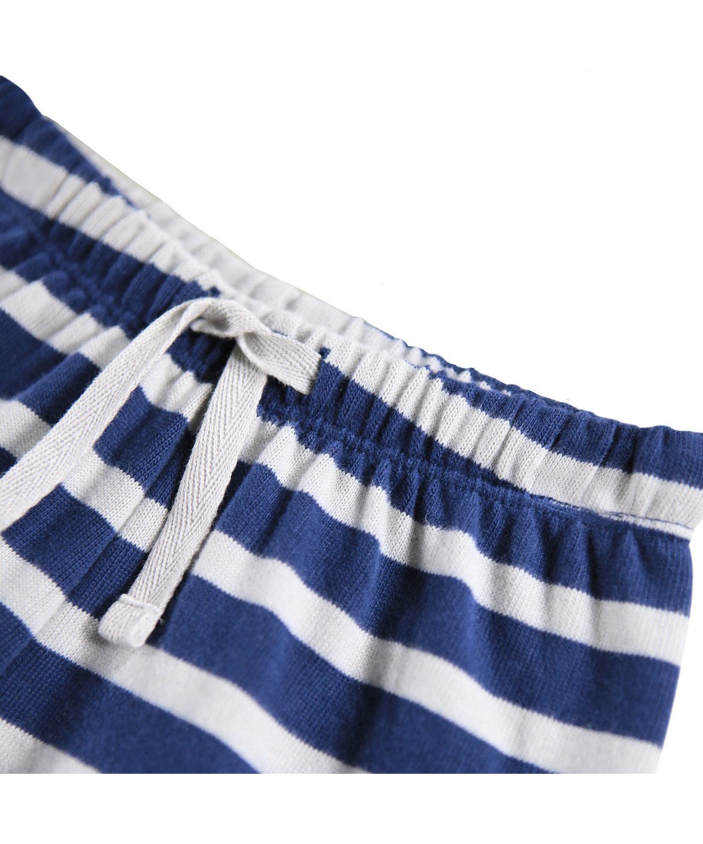 Saxon - Depth Stripe - Blauw-wit gestreepte broek voor de kleintjes gemaakt van biologisch katoen.