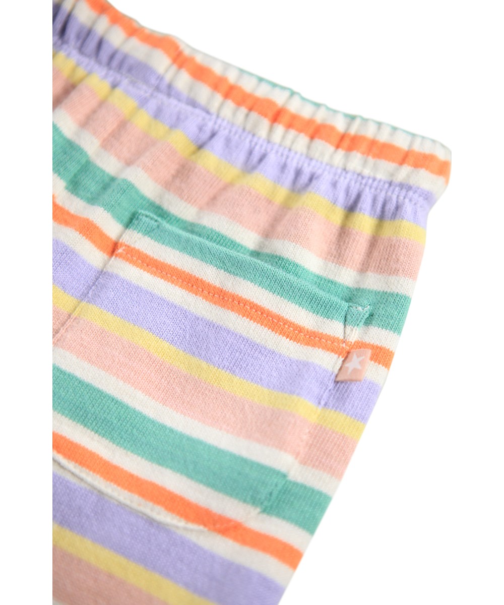 Saxon - Emotions Stripe - Gestreepte broek in verschillende kleuren voor de kleintjes gemaakt van biologisch katoen.