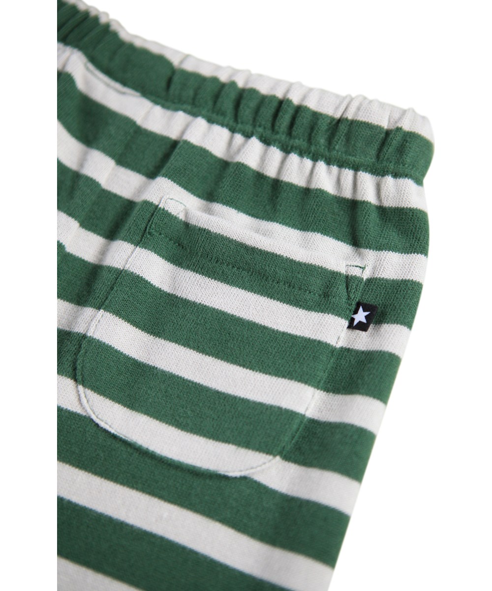 Saxon - Pine Stripe - Groene en gebroken witte gestreepte broek voor de kleintjes gemaakt van biologisch katoen.