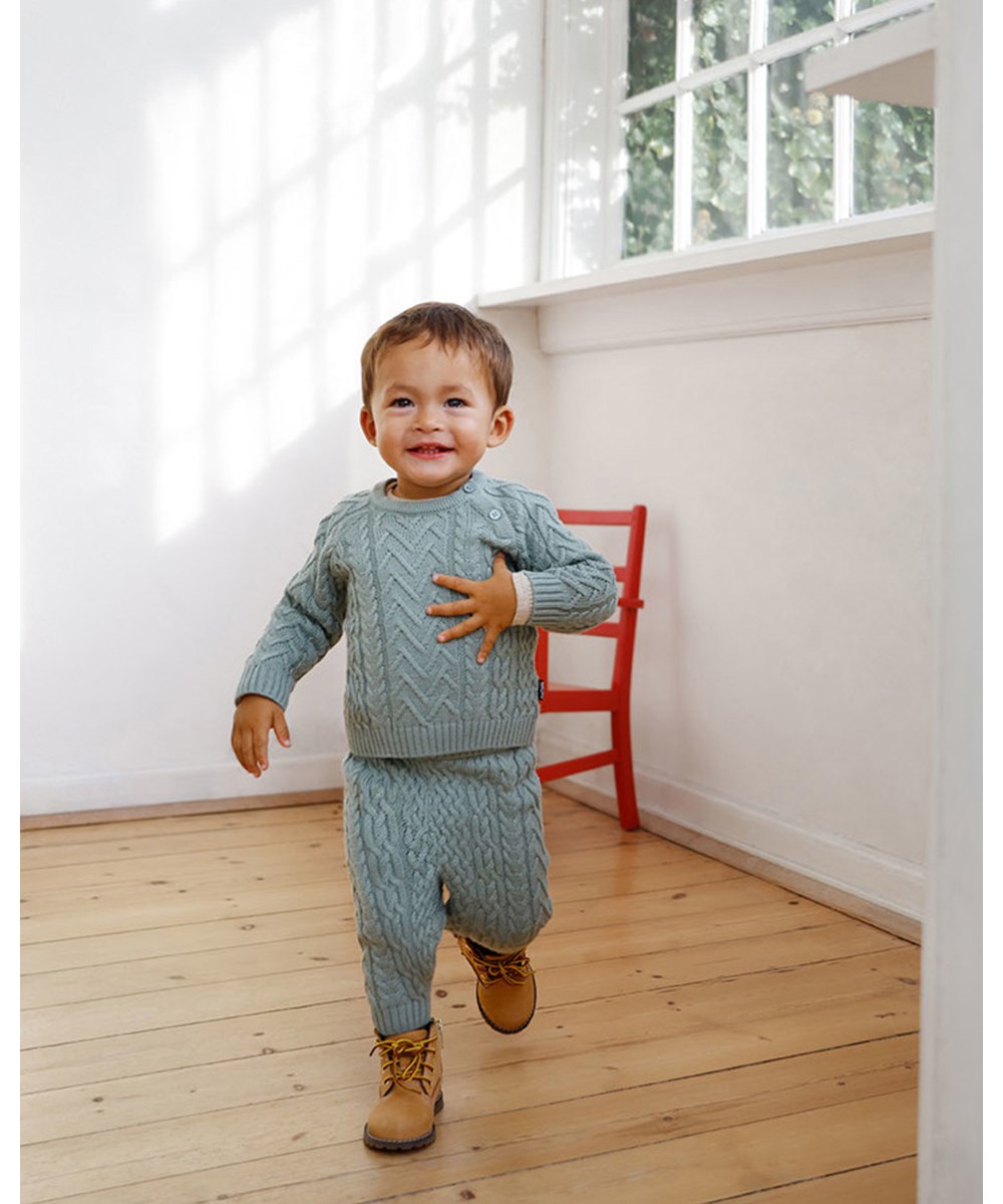 Sedge - Calm Green - Grijs/groene gebreide babybroek in kabelpatroon