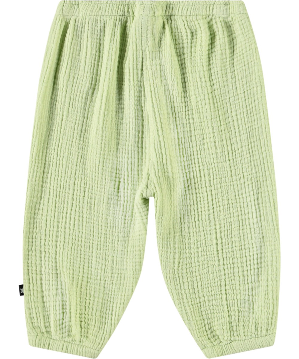 Serene - Misty Green - Lichtgroene broek voor baby's en kinderen van biologisch wafelkatoen met een ruimvallende pasvorm en elastische boorden.
