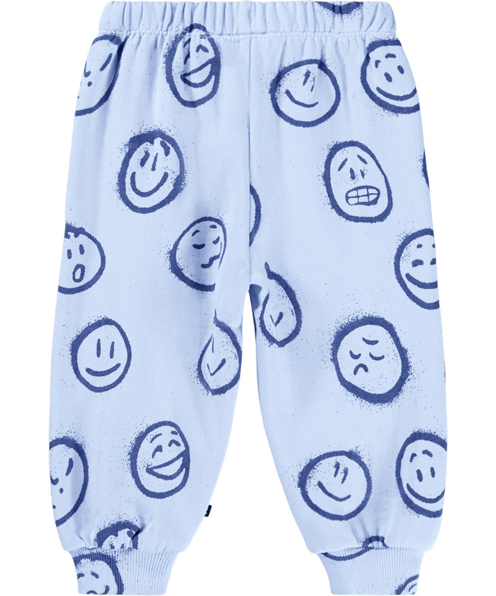 Simeon - Blue Moon Moods - Zachte lichtblauwe broek voor de kleintjes gemaakt van biologisch katoen met een print van blauwe gezichten in verschillende stemmingen.