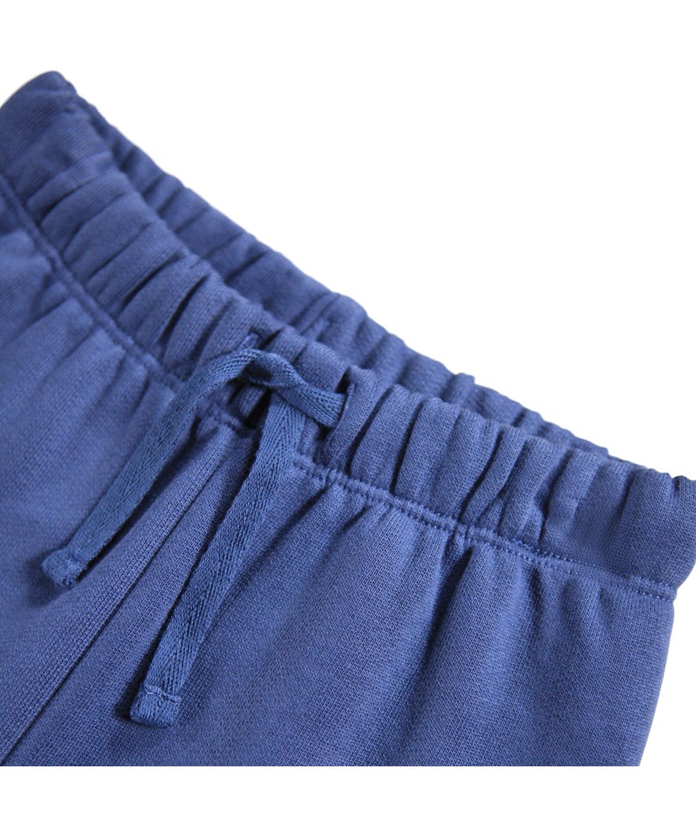 Simeon - Evening Bear - Zachte broek voor de kleintjes gemaakt van biologisch katoen. De broek is donkerblauw met zachte bruine teddyberen op de knieën.