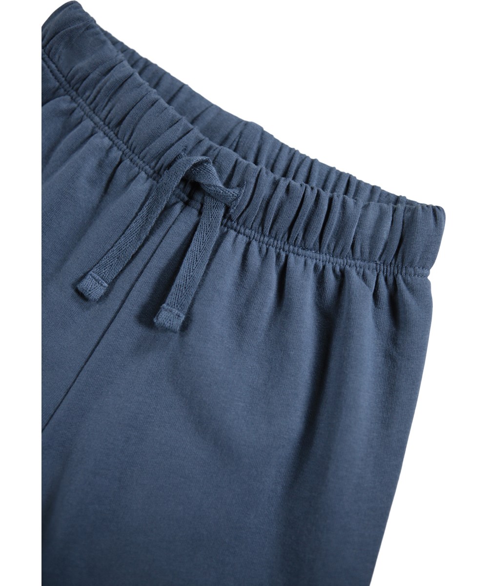 Simeon - Evening Sky - Zachte donkerblauwe broek voor de kleintjes gemaakt van biologisch katoen met zachte witte gezicht op de knieën.