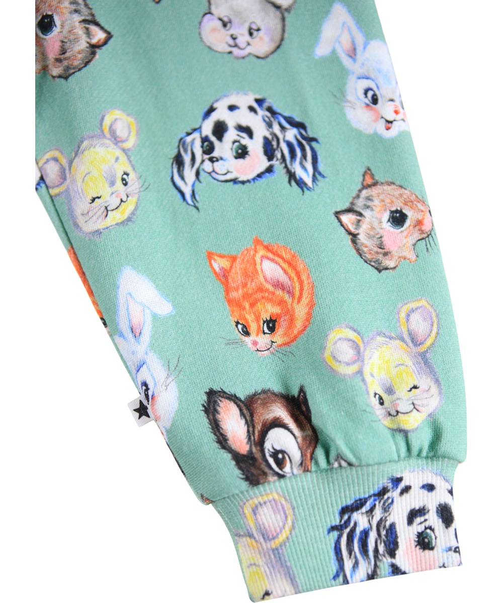 Simeon - Itty Bitty - Zachte groene broek voor de kleintjes gemaakt van biologisch katoen met een print van geïllustreerde dieren.