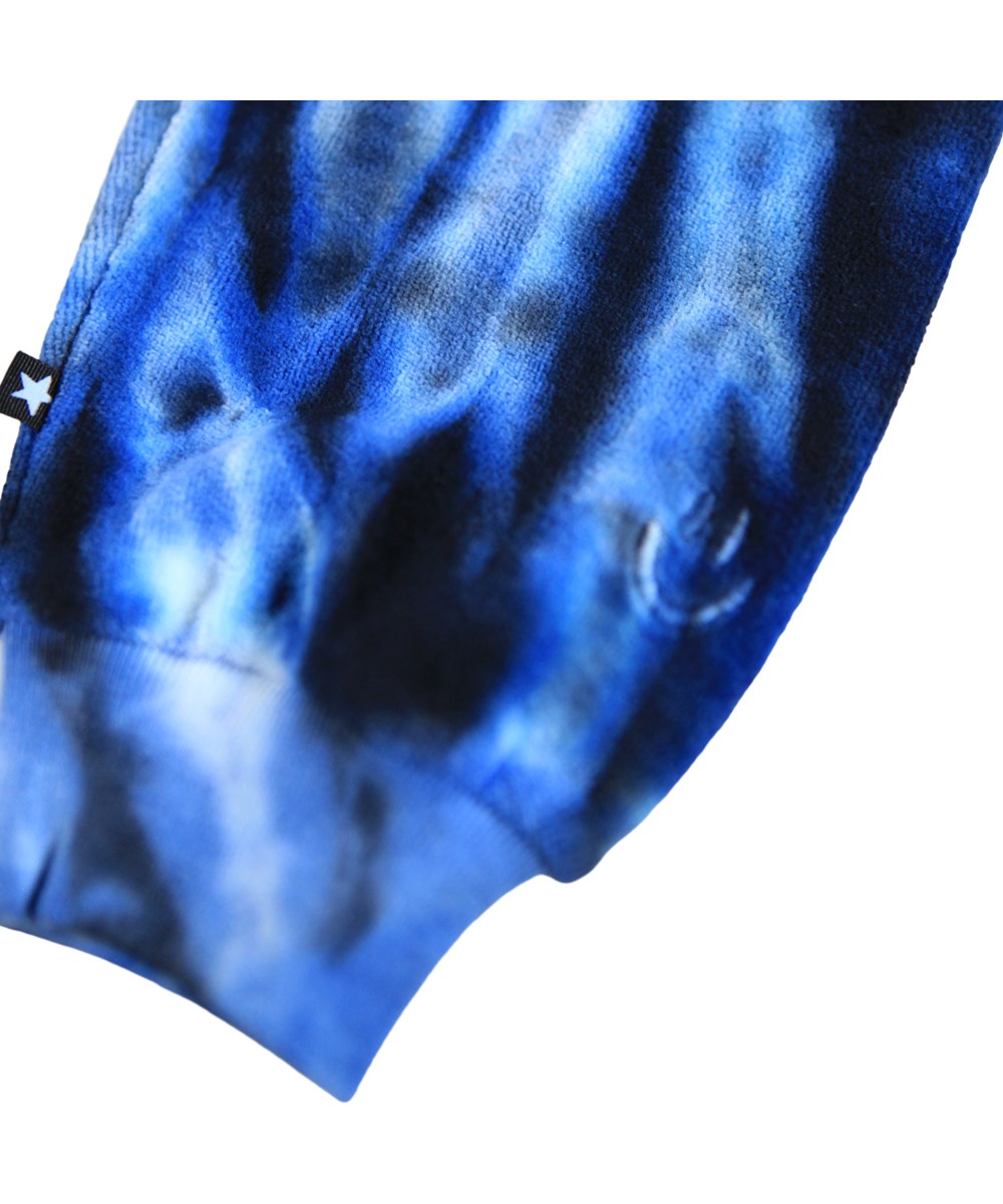 Simeon - Multus Tie Dye - Zachte broek voor de kleintjes gemaakt van biologisch fluweel. De broek heeft een kleurrijke tie-dye print.