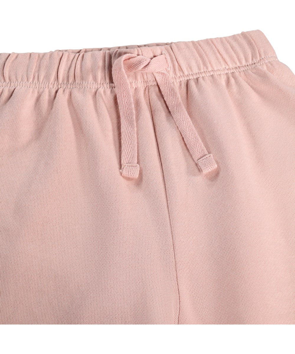 Simeon - Petal Blush - Zachte, roze joggingbroek voor de kleintjes gemaakt van biologisch katoen met grappige kniestukken.