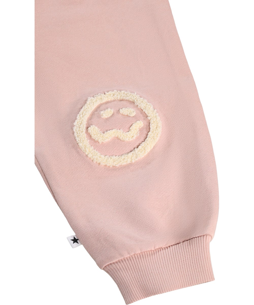 Simeon - Petal Blush - Zachte, roze joggingbroek voor de kleintjes gemaakt van biologisch katoen met grappige kniestukken.