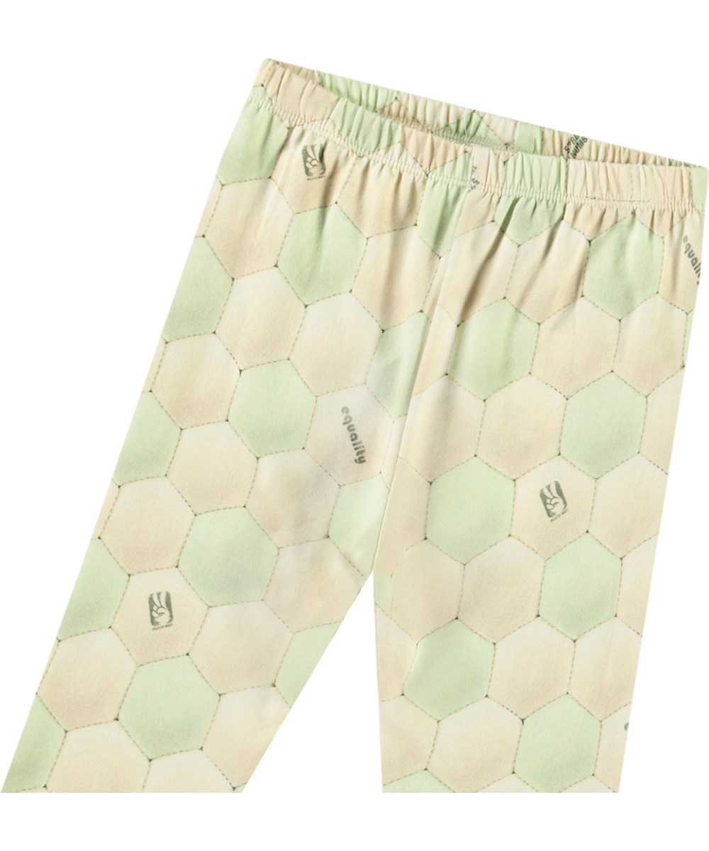 Simway - Football Misty - Babybroek van biologisch katoenen jersey. Het heeft een aansluitende pasvorm met elastisch taille. De broek heeft een voetbalprint in lichtbeige en lichtgroen.