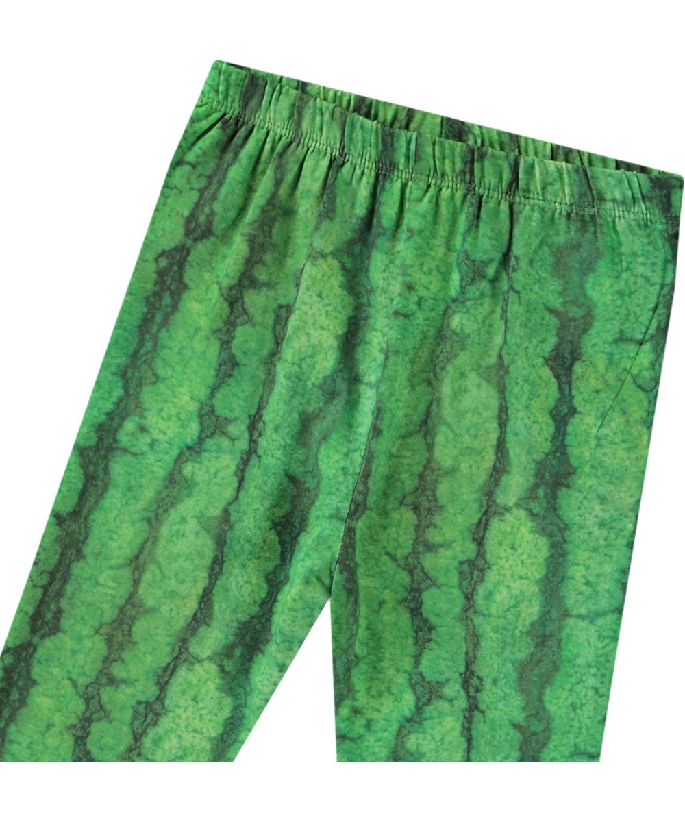 Simway - Melancia - Babybroek van biologisch katoenen jersey. Het heeft een aansluitende pasvorm met elastisch taille. De broek is groen en heeft en watermeloenprint.