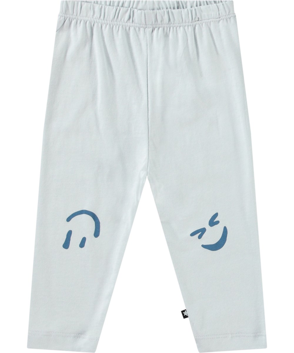Simway - Skywriting - Babybroek van biologisch katoenen jersey. Het heeft een aansluitende pasvorm met elastisch taille. De broek is lichtblauw met een print van smiley's op de knietjes.