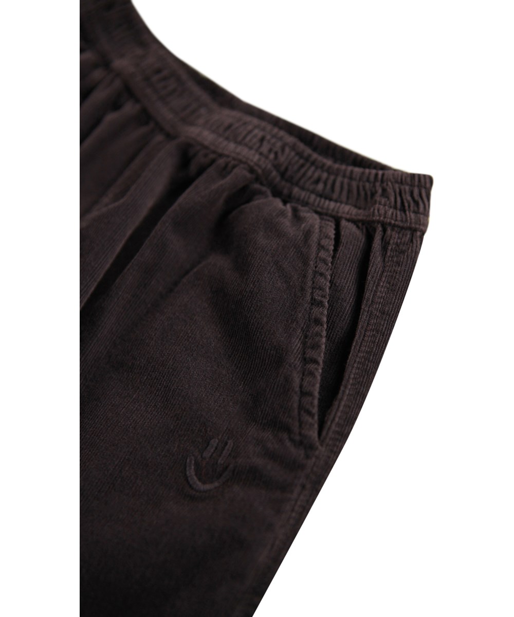 Sois - Dark Cocoa - Donkerbruine ribfluwelen broek voor de kleintjes gemaakt van biologisch katoen.