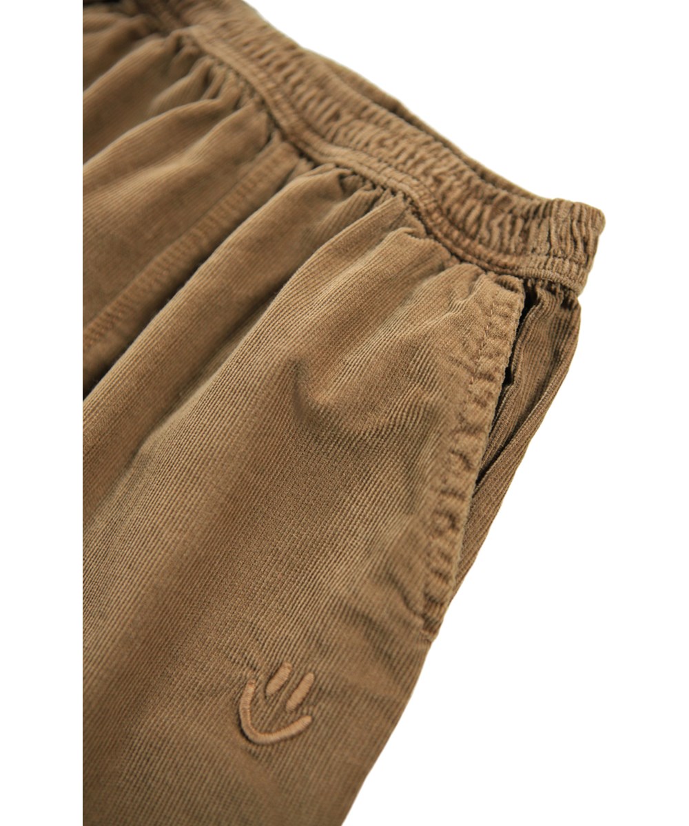 Sois - Fawn - Bruine ribfluwelen broek voor de kleintjes gemaakt van biologisch katoen.