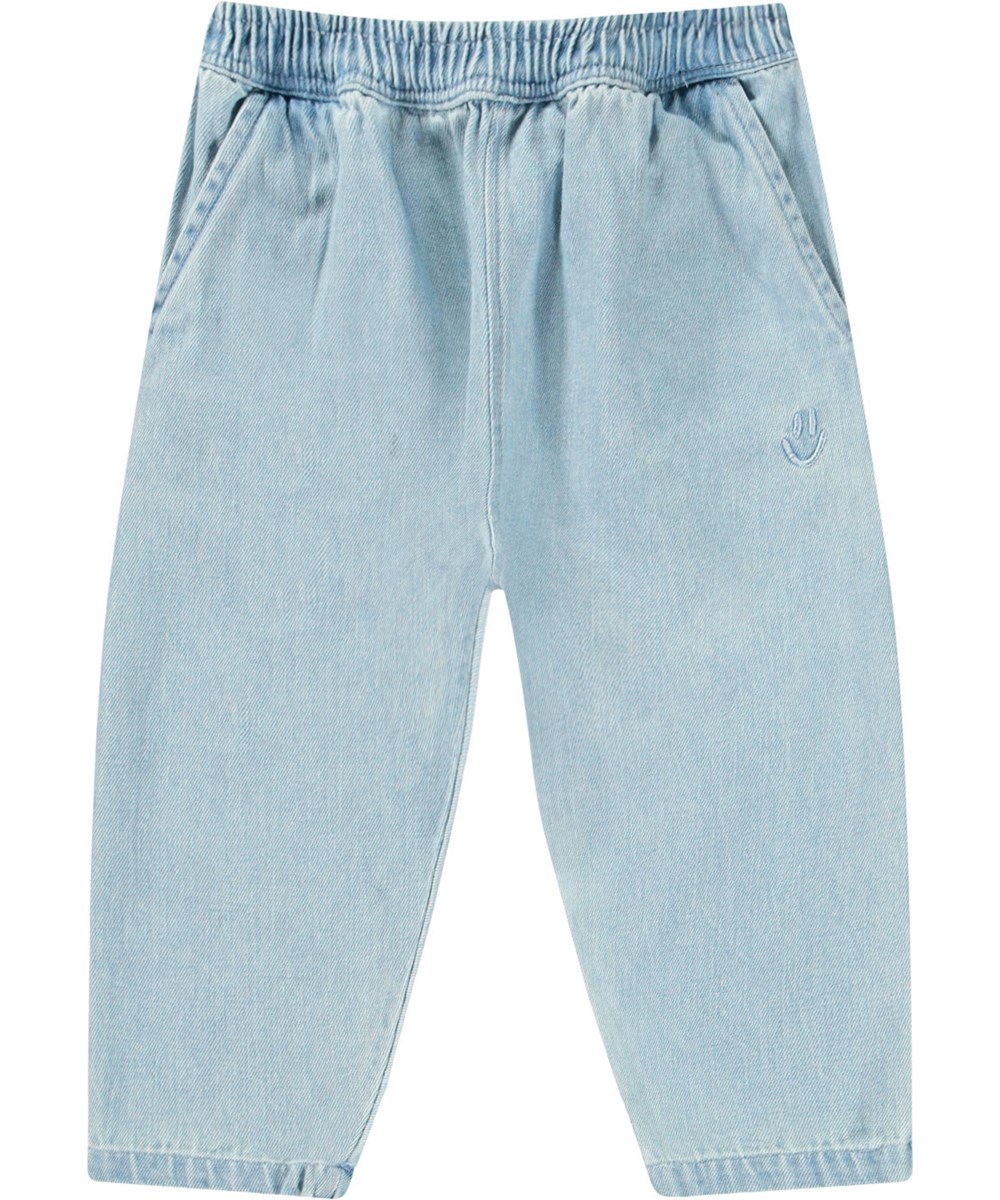 Sois - Misty Denim - Babybroek van biologisch katoen. Het is in spijkerstof met geborduurde smiley op de zak.