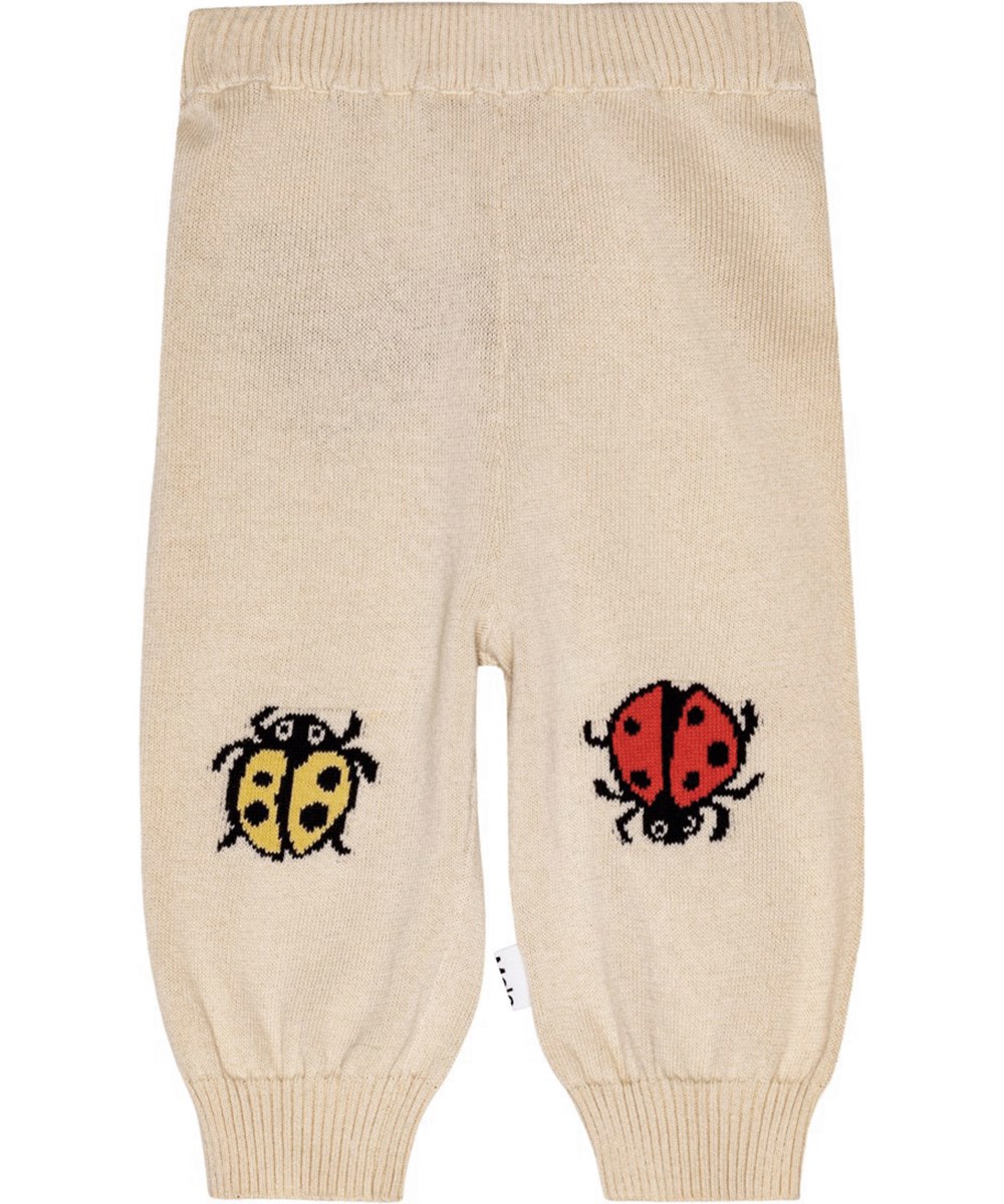 Sol - Crawlies - Zandkleurige gebreide zachte broek van biologisch katoen met een intarsia lieveheersbeestje op de knietjes