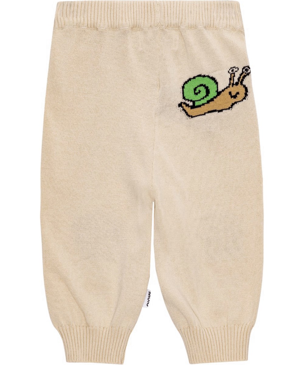 Sol - Crawlies - Zandkleurige gebreide zachte broek van biologisch katoen met een intarsia lieveheersbeestje op de knietjes