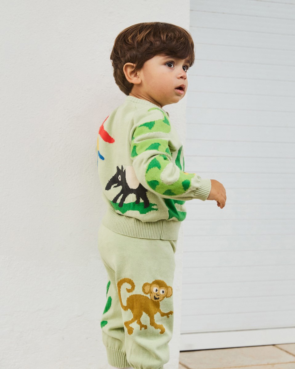 Sol - Jungle Life - Gebreide babybroek van biologisch katoen. Het is lichtgroen met dieren uit de jungle.