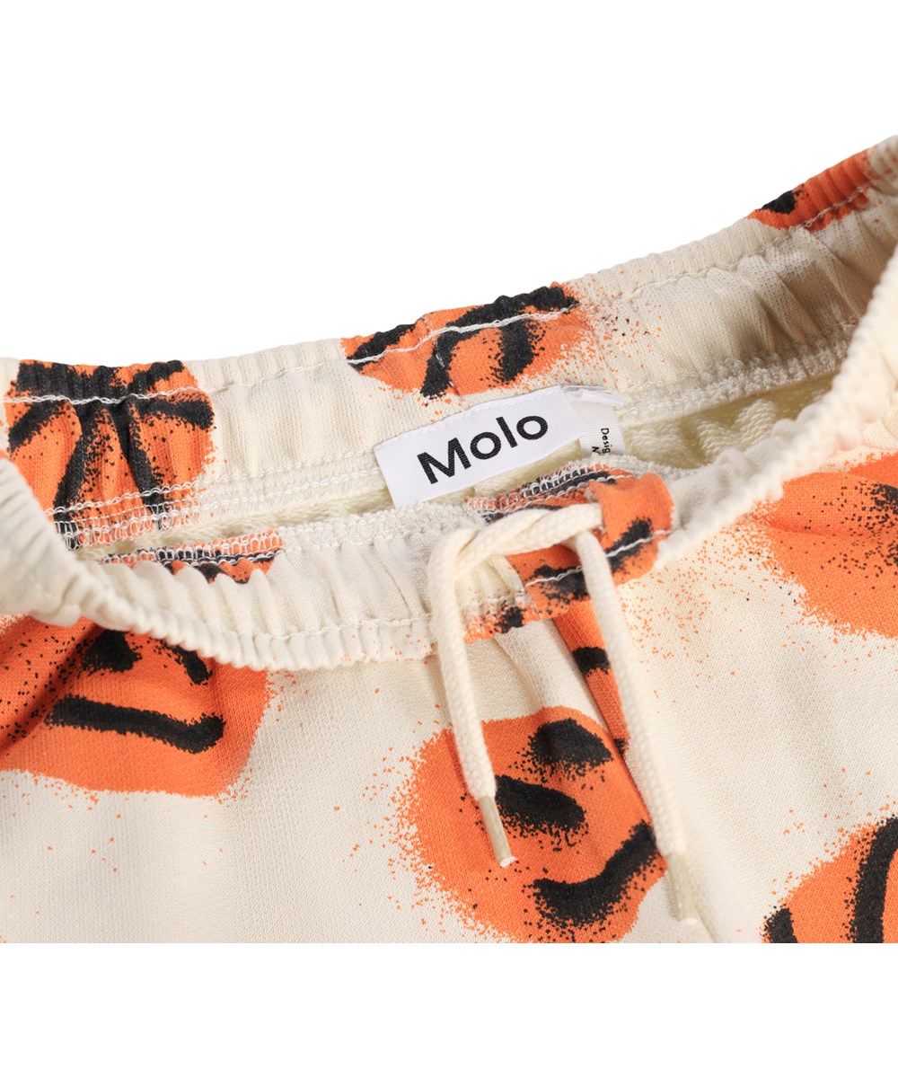 Adan - Basketballs - Beige, bløde bukser med basketprint i økologisk bomuld til børn.