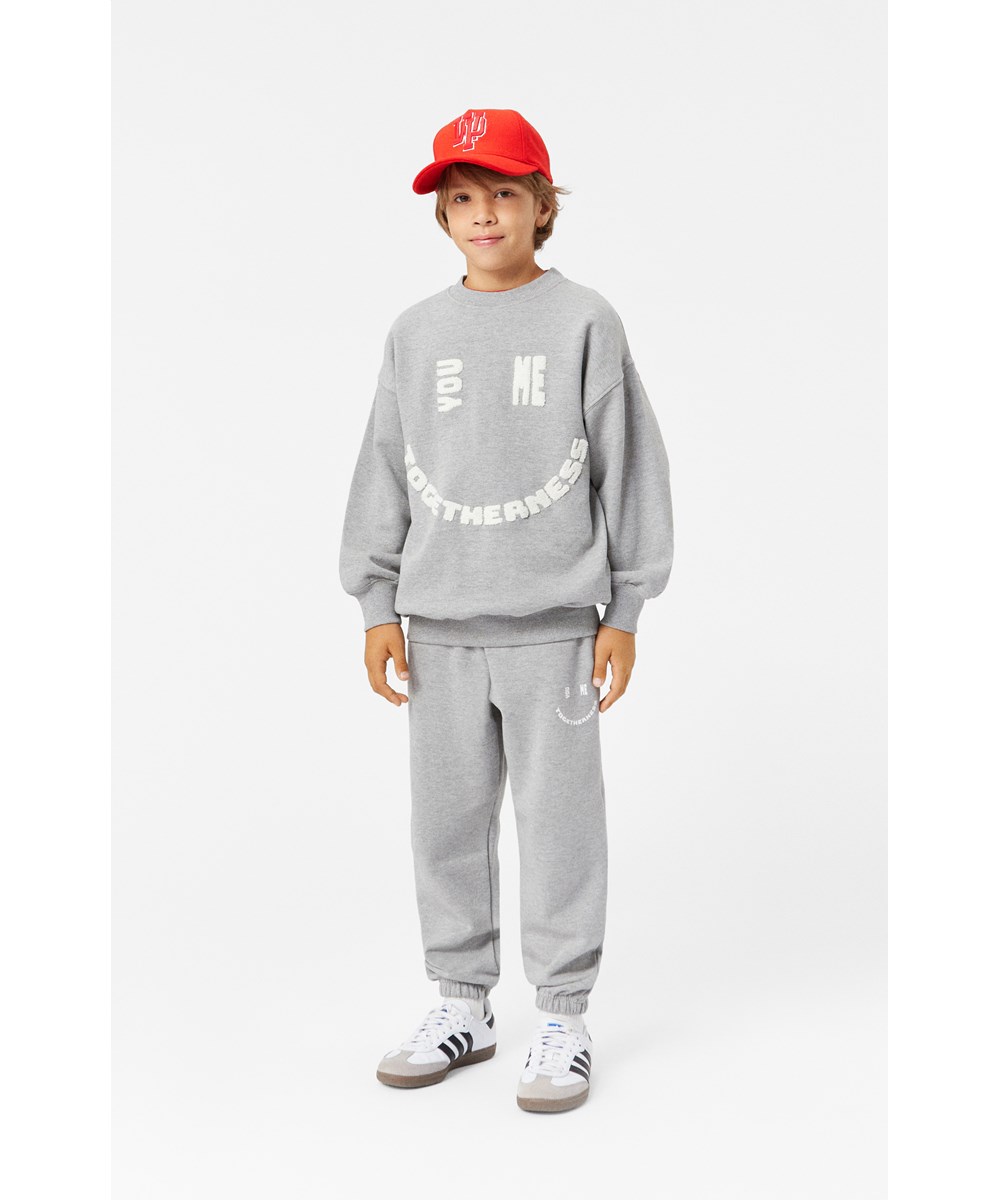 Adan - Grey Melange - Grå økologiske sweatpants med grafisk tekst print