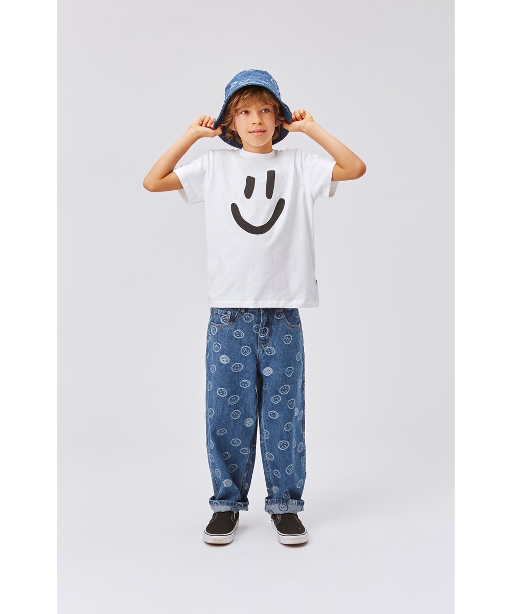 Aiden - Blue Happiness - Ekstra brede unisex jeans i blå med smileyer