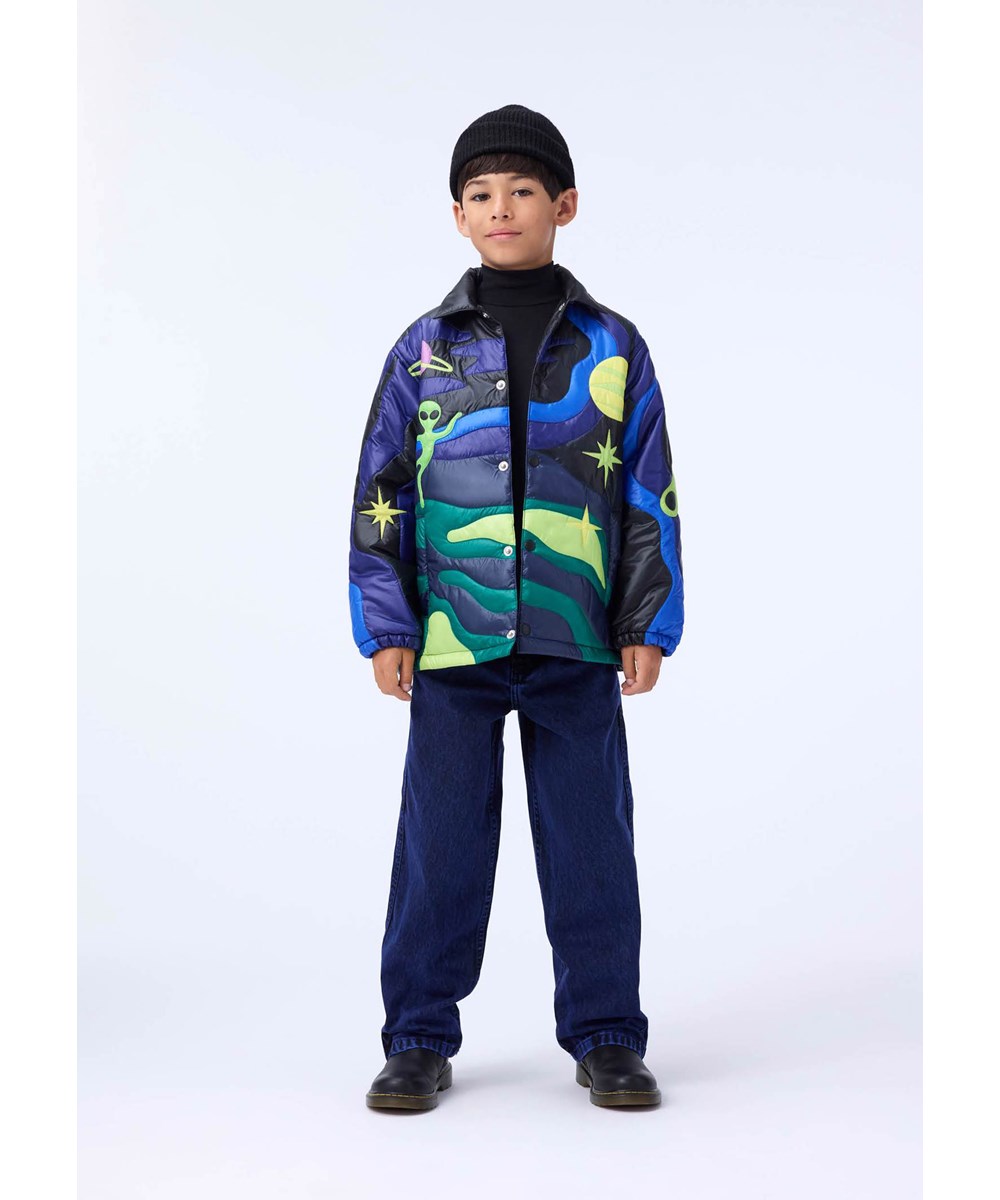 Aiden - Blue Overdye - Denimjeans til børn lavet af økologisk bomuld med en sort og blå vask.