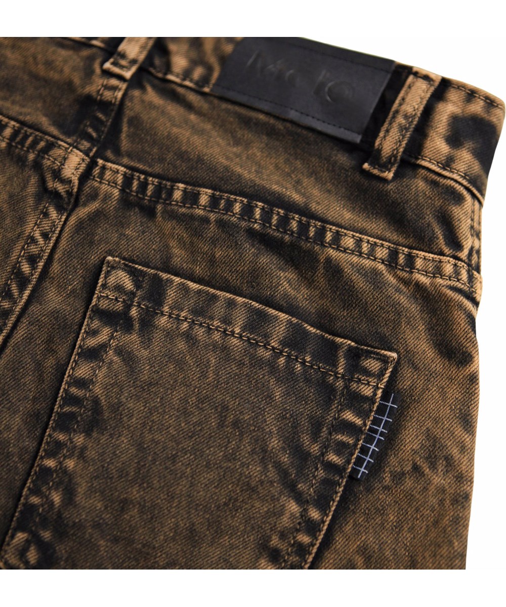 Aiden - Fawn Overdye - Denimjeans til børn lavet af økologisk bomuld med en sort og rød vask.