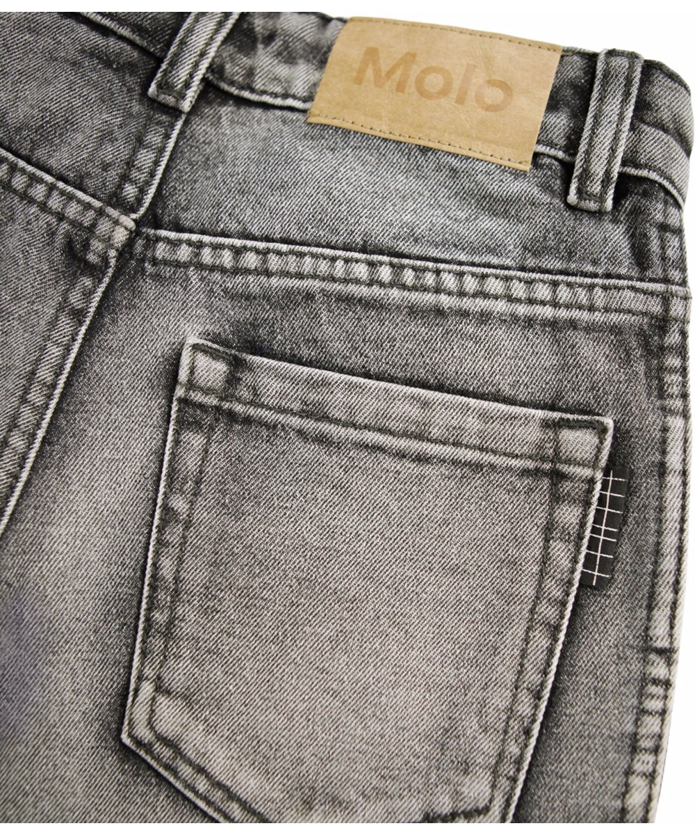 Aiden - Grey Shadow - Denimjeans til børn lavet af økologisk bomuld med en grå vask.