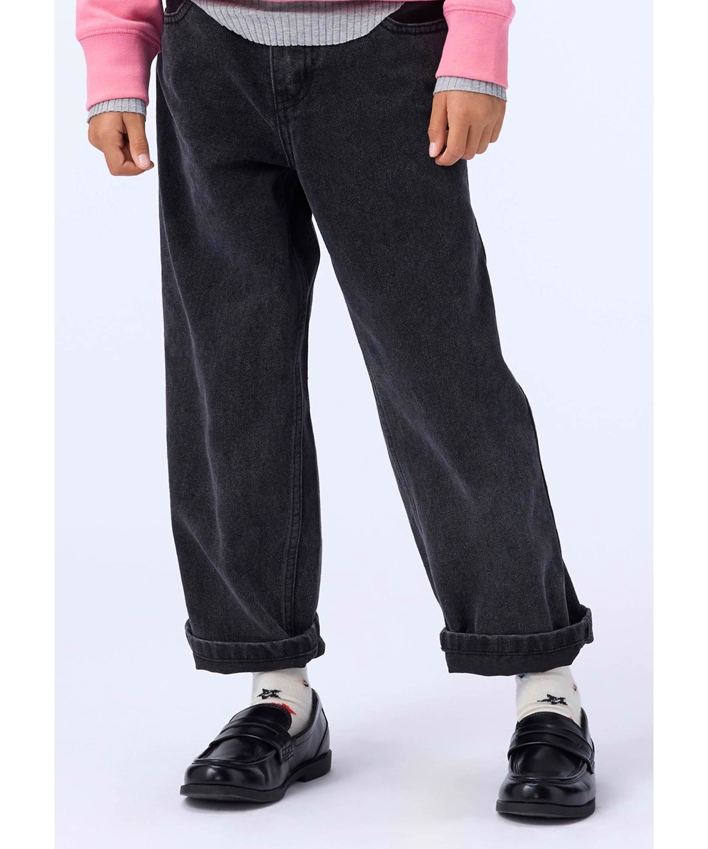 Aiden - Washed Black - Denimjeans til børn lavet af økologisk bomuld med en sort vask.