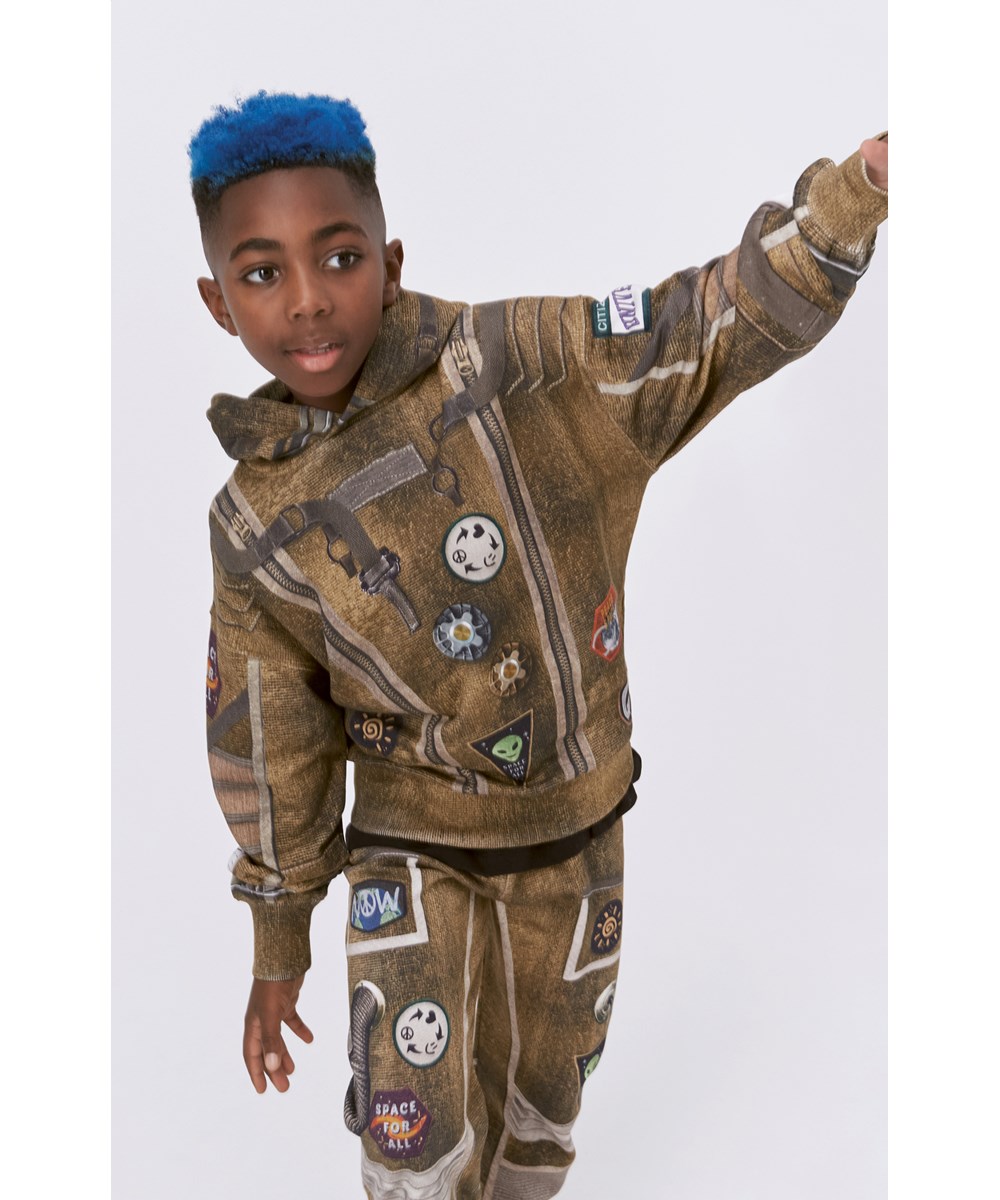 Am - Space Suit - Brune økologiske joggingbukser med rumdragt print