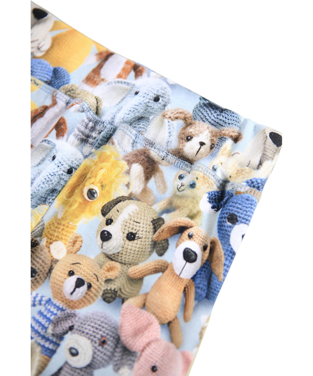 Sammy - Crochet Cuties - Lyseblå bukser til de mindste i blødt økologisk bomuldsjersey med et print af hæklede bamser.