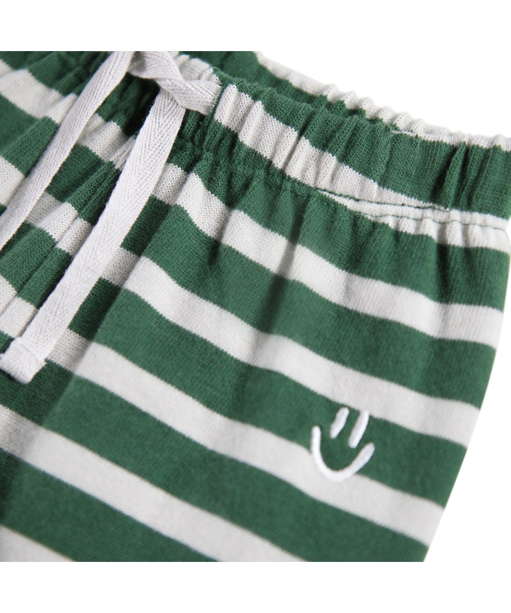 Saxon - Pine Stripe - Grønne og råhvide stribet bukser i til de mindste, fremstillet i økologisk bomuld.