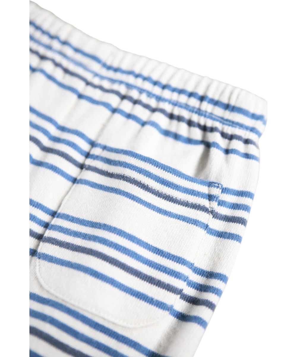 Saxon - Sea Sky Stripe - Blå og hvid stribet bukser i til de mindste, fremstillet i økologisk bomuld.